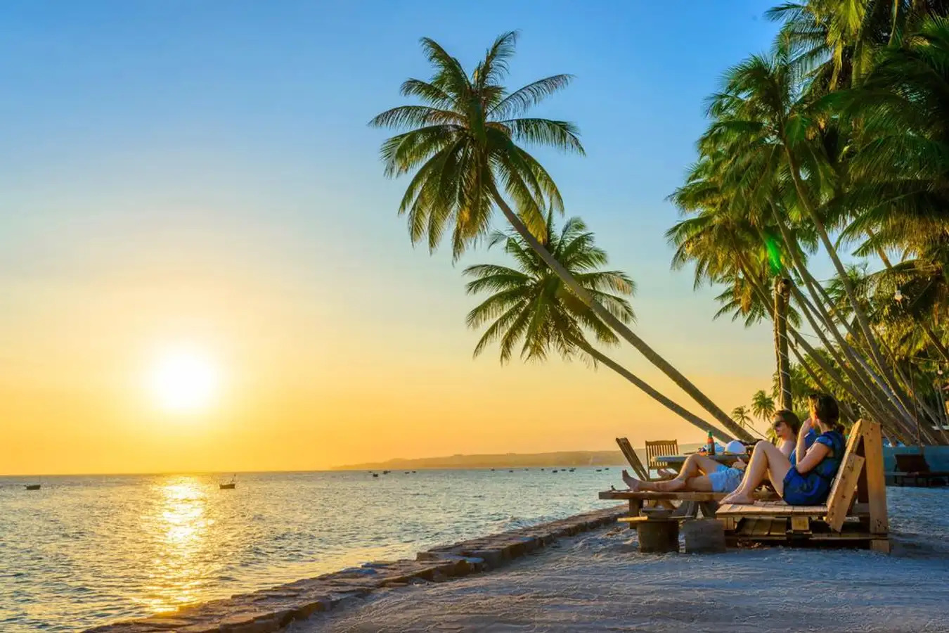 top-10-dia-diem-du-lich-hap-dan-tai-mui-ne-1